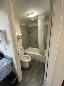 Days Inn by Wyndham Pearl/Jackson Airport - Salle de bain