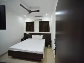 PRM Aruna Lodge - Room