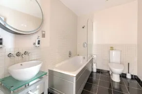 Your Perfect Haven Suite for Business and Long Stays - Bathroom