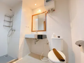 Modern & Contemporary Studio at Beverly Dago Apartment near ITB By Travelio - Badezimmer