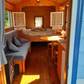 Gemütlicher kleiner blauer Wohnwagen in Scy Belgique - Zimmer