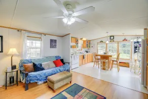 Creekfront Max Meadows Mobile Home With Deck! - Innvendig