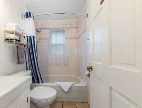Salty Towers Oceanfront Cottages - Baño