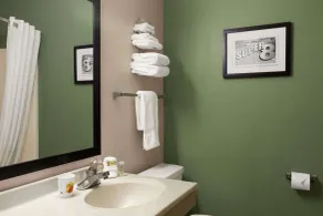 Super 8 by Wyndham Batesville - Bathroom