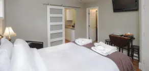 Above the Beach Guest Suites - Værelse