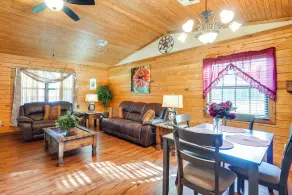 Kilgore Gem: Pet-friendly Cabin w/ Duck Pond! - Interiör