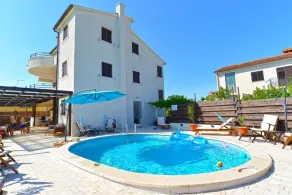Charming apartment with balcony and pool - Piscina