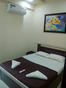 Neelisha River Front Inn - Quarto