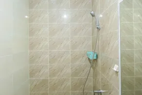 Minimalist Studio Apartment at Transpark Juanda Bekasi Timur By Travelio - Badeværelse