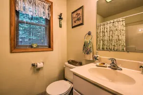 Pocono Mountain Home w/ 3 Community Lakes! - Interiør