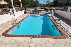 Days Inn by Wyndham Lumberton - Pool