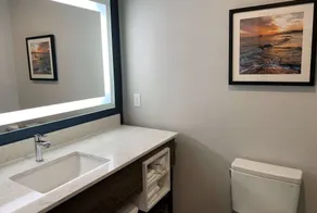 La Quinta Inn & Suites by Wyndham Galveston North at I-45 - Salle de bain