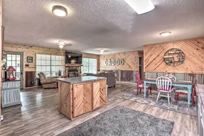 Sues Camp w/ Caddo Lake Access & Dock! - Interiør