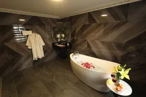 Hoàng Gia Xa La Boutique Hotel - Casa de banho