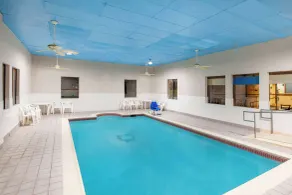 Days Inn & Suites by Wyndham Webster NASA-ClearLake-Houston - Piscine