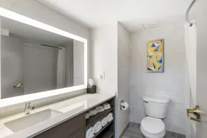 Comfort Inn & Suites Hampton near Coliseum - Salle de bain
