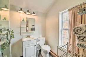 Chic Prattsville Studio w/ Private Hot Tub! - Interiør