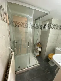 Modern, centrally located apartment - Bathroom