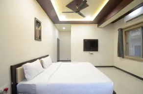 Hotel Shri Dhwaja Inn near Shrinathji Temple - Room