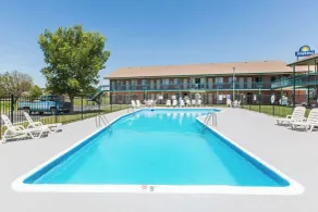 Days Inn by Wyndham Hays - Piscine