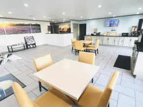 Days Inn & Suites by Wyndham - Canton First Monday Trade Days - Coin salon dans le hall