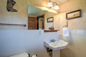 On 60-Acre Farm w/ Pond: Charming Carmine Studio! - Badeværelse