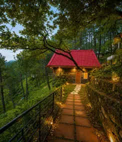 Pine Wood Nirvana Jungle Resorts - Jardines del alojamiento