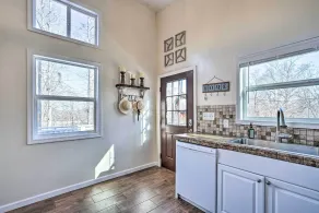 Gray Home w/ View of Boone Lake + Fire Pit! - Interiör