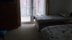 PAIGNTON S ONLY Ground floor Garden 2 Bedroom Apartment in front of the Pier & your Very own Private FREE Car space ,2 Double beds , 2 Single Beds , Kitchen , Air Fryer , 50 Blue ray Films ,Hotel Reception to Greet & Happily Help you - Rom
