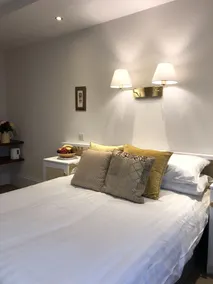 Tully's Hotel - Room