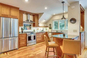 Gorgeous Fall Foliage, Adjacent to Woodstock - Interior