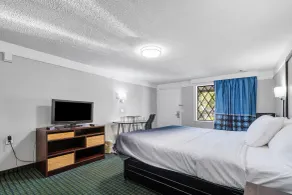 Super 8 by Wyndham Lantana West Palm Beach - Room