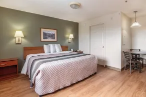 HomeTowne Studios & Suites by Red Roof Charlotte - Concord - Zimmer