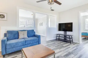 Quiet Grove Hill Cottage w/ Wraparound Deck! - Interiør
