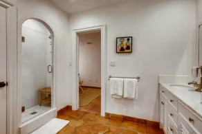 Villa Blanca - Saltwater Serenity in a Classic Mediterranean Revival Villa - Badeværelse