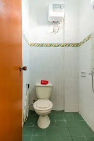 RedDoorz Syariah near Gor Ken Arok - Bathroom