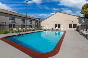 Country Inn & Suites by Radisson, Wichita East, KS - Piscine