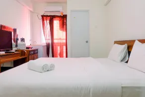 Simply Studio Apartment at Green Pramuka City By Travelio - Habitación
