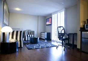 Ramada Plaza by Wyndham West Hollywood Hotel & Suites - Vue de la chambre