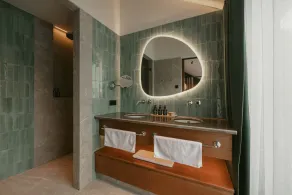 Hotel Kristberg in Lech with SPA, outdoor pool and view - Badrum