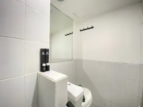 Modern and Well Furnished 2BR at Jarrdin near Cihampelas Walk - Bathroom