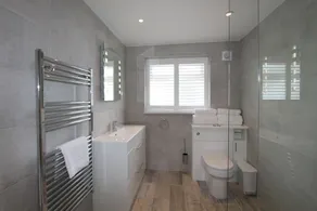 Mawgan Porth Apartments - Bathroom
