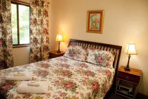 Lake Eacham Tourist Park & Self Contained Cabins - Rom