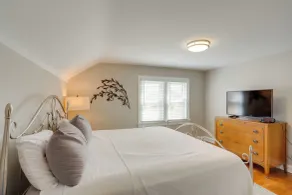 Walk to Lake Erie: Chic Home, Private Yard & Deck - Innenbereich