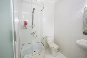 RedDoorz Syariah near T1 Juanda Airport 2 - Baño