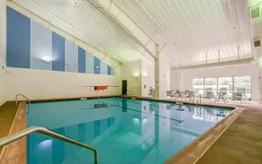 2-bedroom cabin, with a Fireplace, PS5, BBQ, fitness room, and a private hot tub - Pool