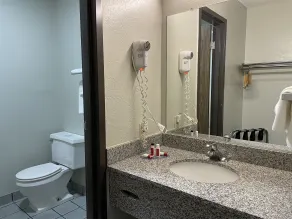 Super 8 by Wyndham Amarillo Central TX - Salle de bain