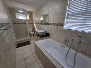 OosiesRus - Charming Langebaan Villa with Garden View - Salle de bain