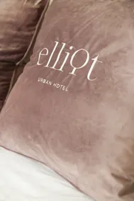 The Elliot - Adults only - Camera