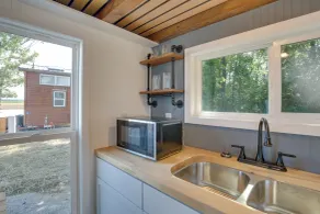 'the Chardonnay Chalet' Defiance Studio Trail! - Interni